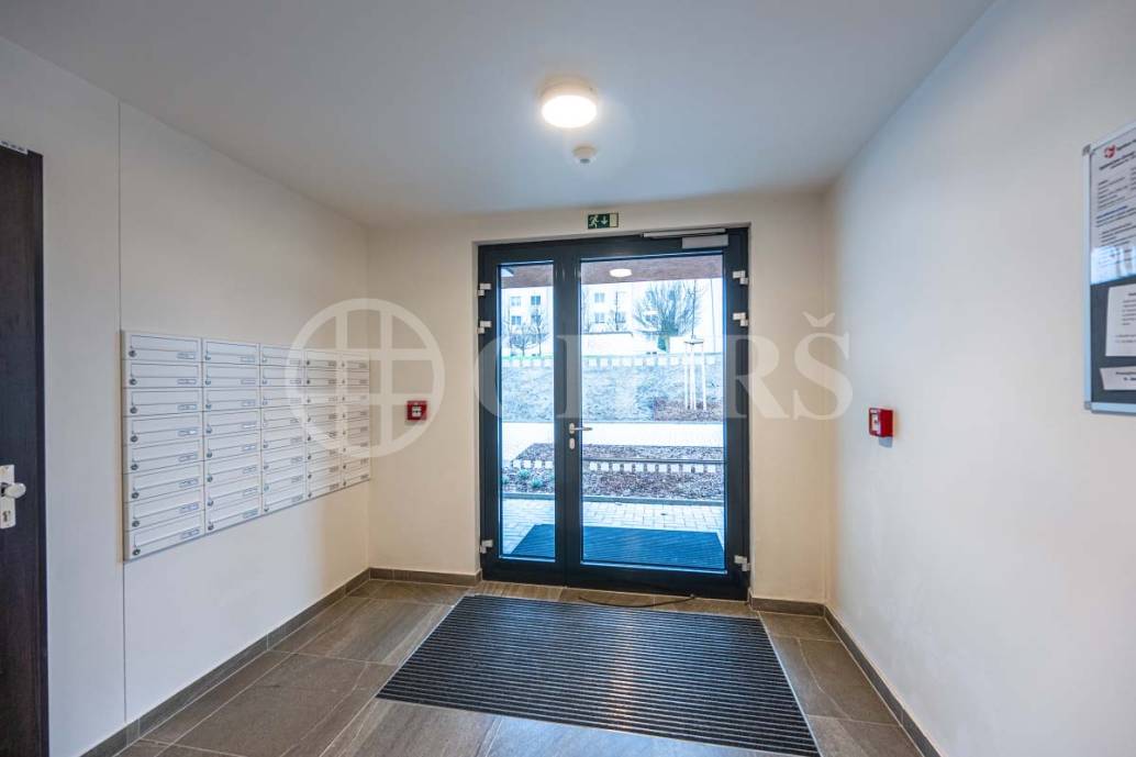 Pronájem bytu 1+kk s balkonem, OV, 32m2, ul. Šternovská 2425/1, Praha 4 - Chodov