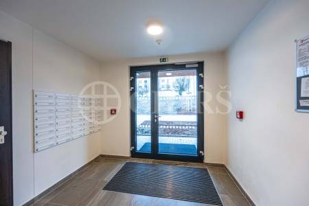 Pronájem bytu 1+kk s balkonem, OV, 32m2, ul. Šternovská 2425/1, Praha 4 - Chodov