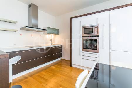 Prodej bytu 4+kk s balkonem a 2x garážovým stáním, OV, 113m2, ul. Za Zámečkem 746/5a, Praha 5 - Jinonice