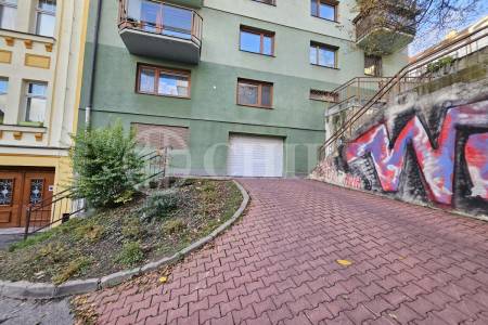 Pronájem garážového stání, cca 12 m2, ul. Ve Střešovičkách 445/53, Praha 6 - Břevnov