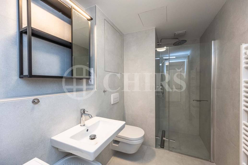 Pronájem bytu 1+kk s balkonem, OV, 42m2, ul. V Háji 1633/12, Praha 7 - Holešovice