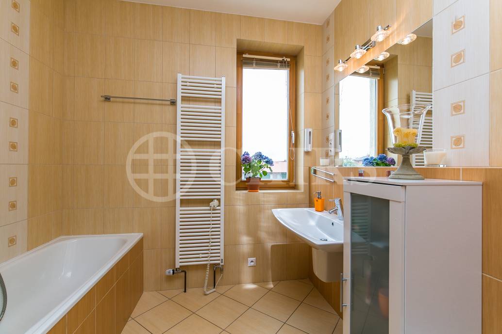 Prodej bytu 4+kk s balkonem a 2x garážovým stáním, OV, 113m2, ul. Za Zámečkem 746/5a, Praha 5 - Jinonice
