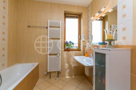 Prodej bytu 4+kk s balkonem a 2x garážovým stáním, OV, 113m2, ul. Za Zámečkem 746/5a, Praha 5 - Jinonice