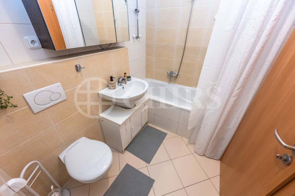 Pronájem bytu 2+kk s balkonem a garážovým stáním, OV, 58m2, ul. Petržílkova 2705/32, Praha 5 - Hůrka