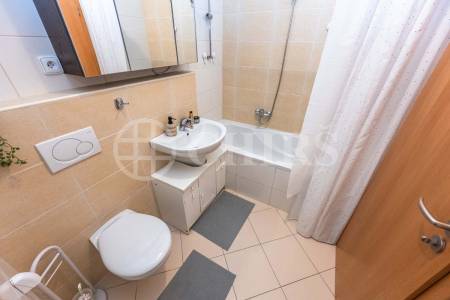 Pronájem bytu 2+kk s balkonem a garážovým stáním, OV, 58m2, ul. Petržílkova 2705/32, Praha 5 - Hůrka