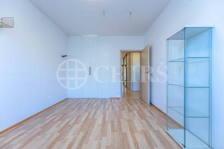 Pronájem bytu 3+kk s balkonem, lodžií a dvěma garážovými stáními, OV, 86 m², ul. Vacínovská 831/6, Praha 5 – Jinonice