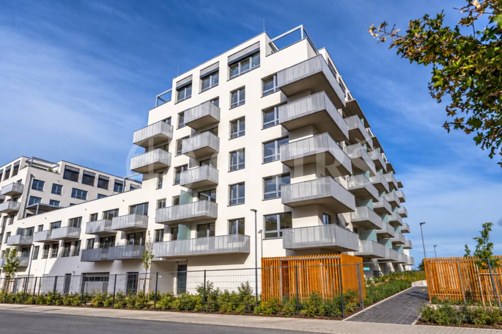 Prodej bytu 2+kk s balkonem, sklepem a garážovým stáním, DV, 47 m2, ul. Honzíkova, Praha 10 - Štěrboholy