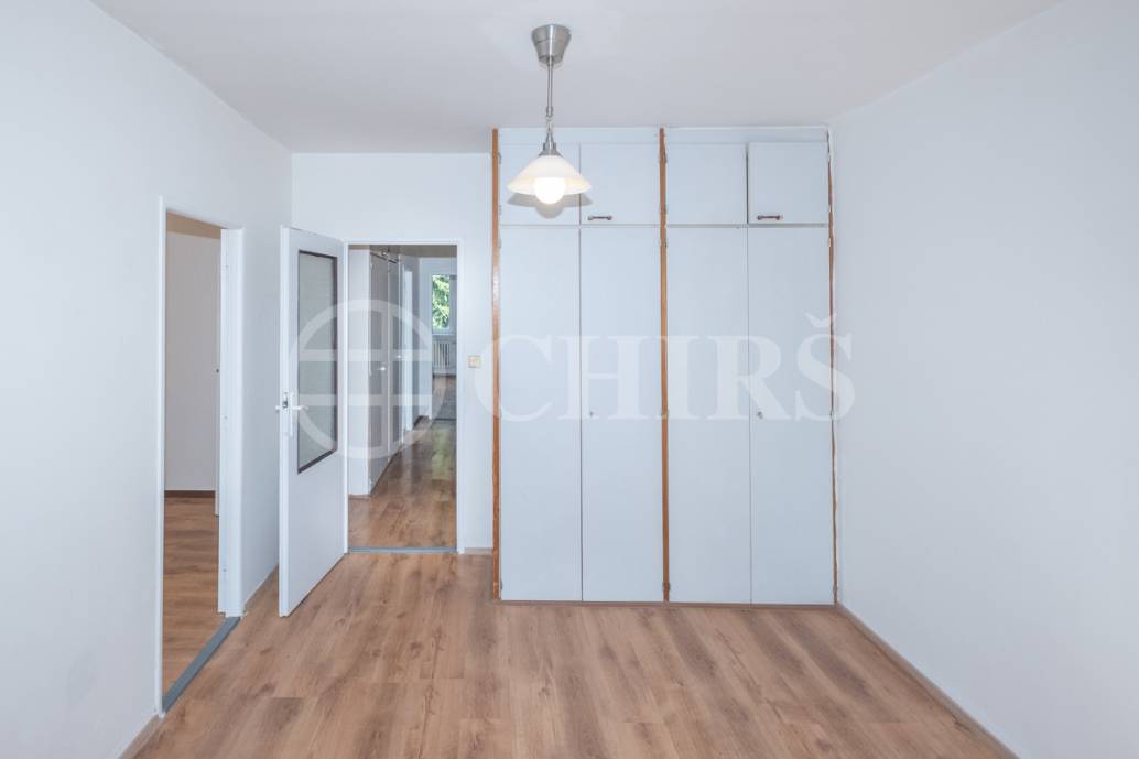 Prodej bytu 4+1, 75 m², OV, se sklepem, ul.Hviezdoslavova 501/9, Praha 11- Haje Prodej bytu 4+1, 75 m², OV, se sklepem, ul.Hviezdoslavova 501/9, Praha 11- Haje