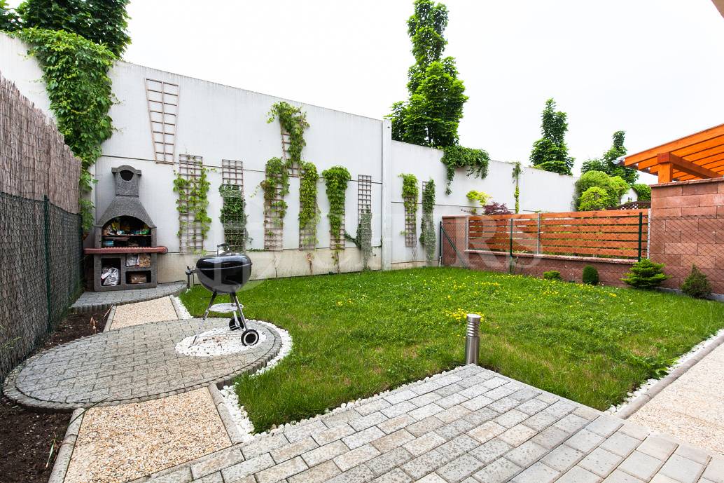 Prodej řadového rodinného domu 4+kk/B/G/Z, OV, ul. Dělená 981/30, Praha 5 - Řeporyje 