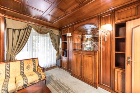 Pronájem rodinného domu 9+1 se zahradou, bazénem a garáží, OV, 390 m2, ul. Ke Školce, Průhonice, Praha-západ