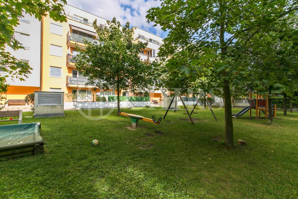 Prodej bytu 2+kk s předzahrádkou a garážovým stáním, OV, 47m2, ul. Werichova 1145/25, Praha 5 - Hlubočepy