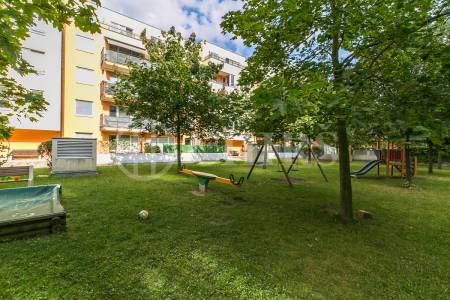 Prodej bytu 2+kk s předzahrádkou a garážovým stáním, OV, 47m2, ul. Werichova 1145/25, Praha 5 - Hlubočepy