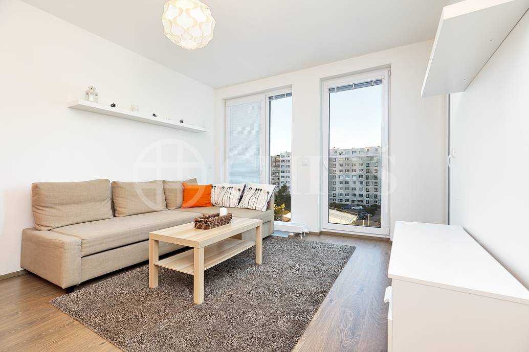 Pronájem bytu 2+kk s balkonem, OV, 53m2, ul. Na Zlatě 2835/1, Praha 13 - Nové Butovice