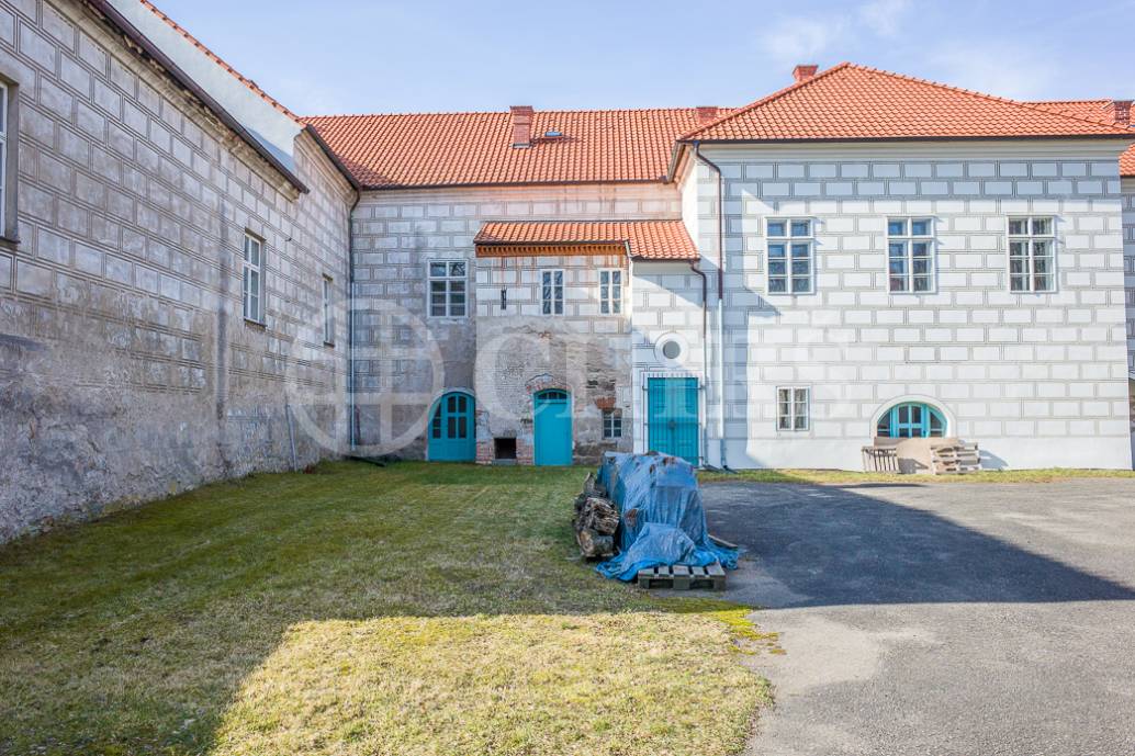 Prodej zámku, památkově chráněné budovy, v obci Kosova Hora (Příbram)