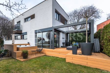 Prodej rodinného domu 5+kk s terasou, dvěma garážemi a zahradou, ul. K Rozvodně 1094/26, Praha 5 - Slivenec