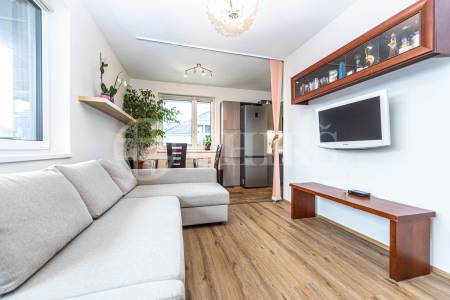 Prodej bytu 2+kk s balkonem a sklepem, OV, 48,3 m2, ul. Želetická 200/8, Praha 5 - Sobín Prodej bytu 2+kk s balkonem a sklepem, OV, 48,3 m2, ul. Želetická 200/8, Praha 5 - Sobín