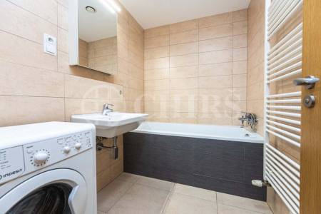 Prodej bytu 2+kk s balkonem, sklepem a garážovým stáním, OV, 68m2, ul Kakosova 1190/6, Praha 13 - Řeporyje
