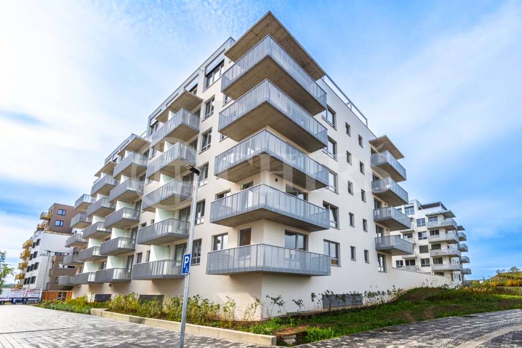 Prodej bytu 2+kk s balkonem, sklepem a garážovým stáním, DV, 47 m2, ul. Honzíkova, Praha 10 - Štěrboholy