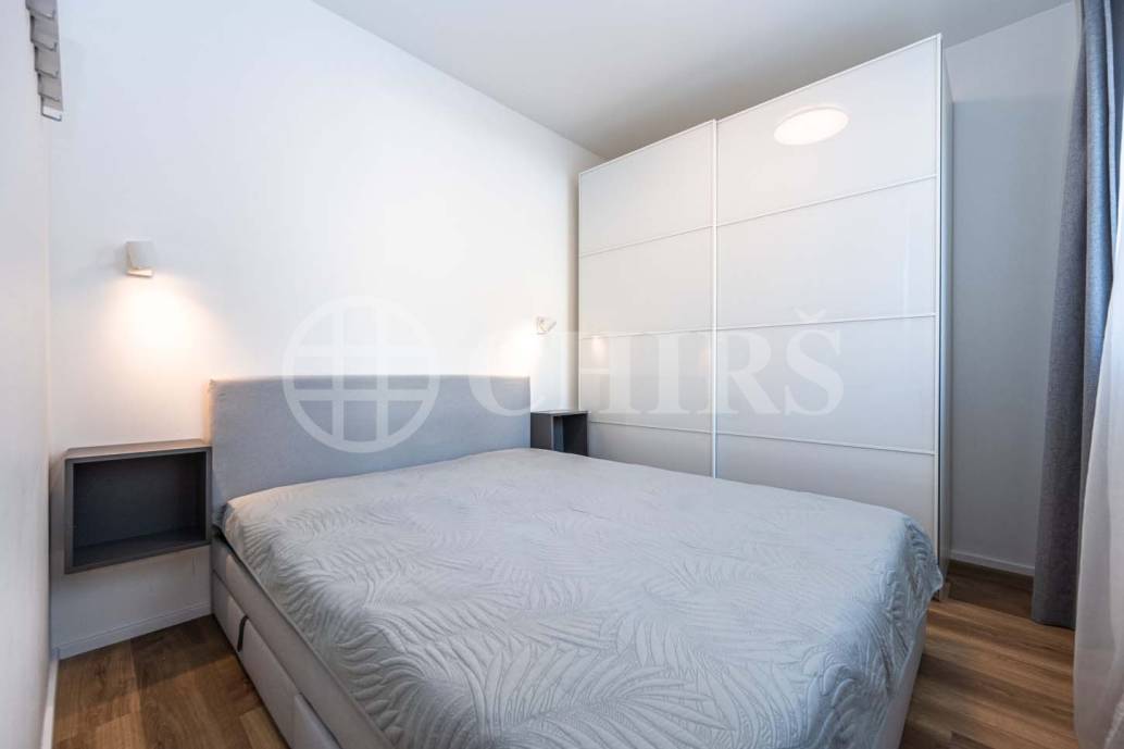 Pronájem bytu 1+kk s balkonem, OV, 42m2, ul. V Háji 1633/12, Praha 7 - Holešovice
