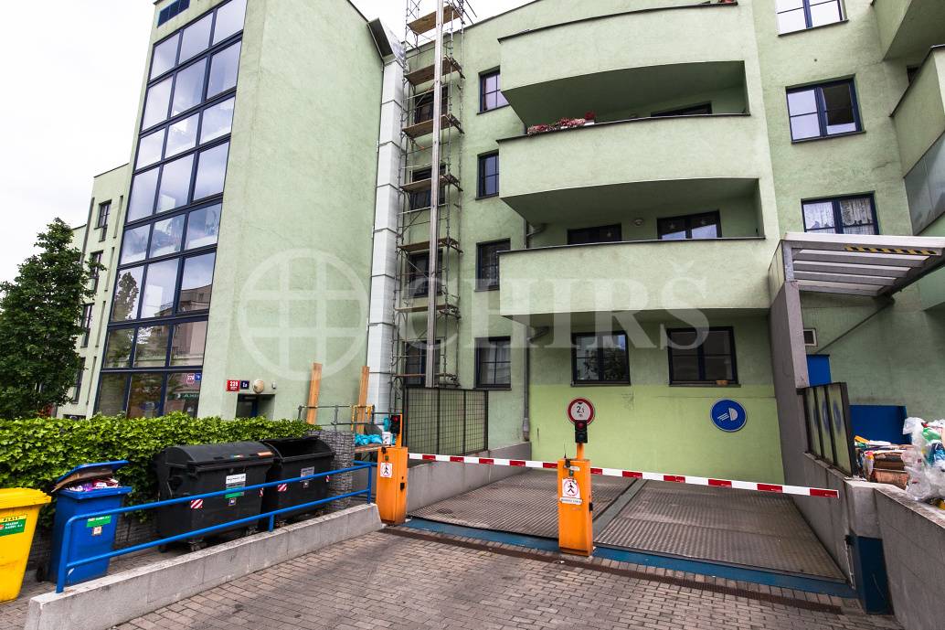 Pronájem garážového stání, OV, ul. 8. listopadu 228/1a, Praha 6 - Břevnov