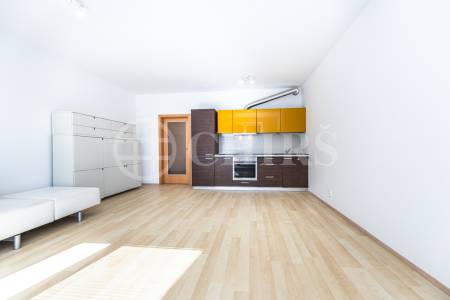 Pronájem bytu 1+kk, 38 m² + lodžie 9 m², garážové stání a sklep, ul. Mišovická 492/1a, Praha 5 – Zličín