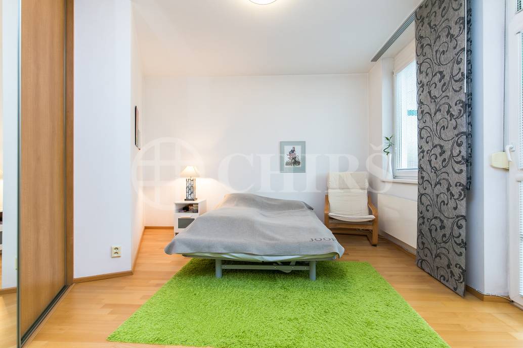 Prodej bytu 2+kk s předzahrádkou a terasou, OV, 49m2, ul. Högerova 1098/15, Praha 5 - Hlubočepy