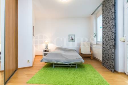 Prodej bytu 2+kk s předzahrádkou a terasou, OV, 49m2, ul. Högerova 1098/15, Praha 5 - Hlubočepy