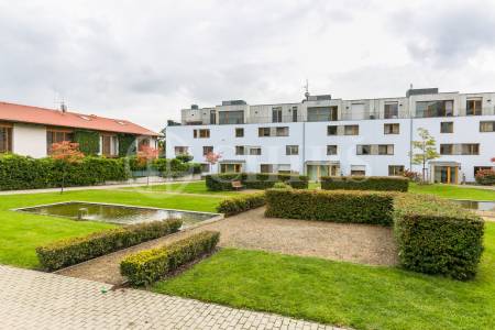 Prodej bytu 4+kk s balkonem a 2x garážovým stáním, OV, 113m2, ul. Za Zámečkem 746/5a, Praha 5 - Jinonice