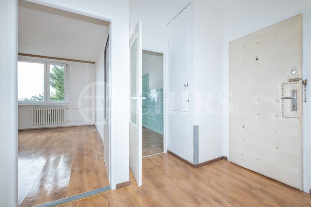 Prodej bytu 4+1, 75 m², OV, se sklepem, ul.Hviezdoslavova 501/9, Praha 11- Haje Prodej bytu 4+1, 75 m², OV, se sklepem, ul.Hviezdoslavova 501/9, Praha 11- Haje