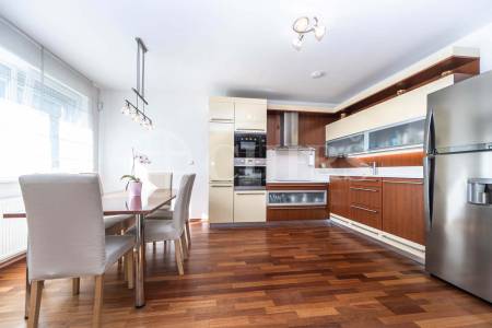 Prodej rodinného domu 5+kk s balkonem, garáží a zahradou, ul. Dělená 961/4, Praha 5 - Řeporyje