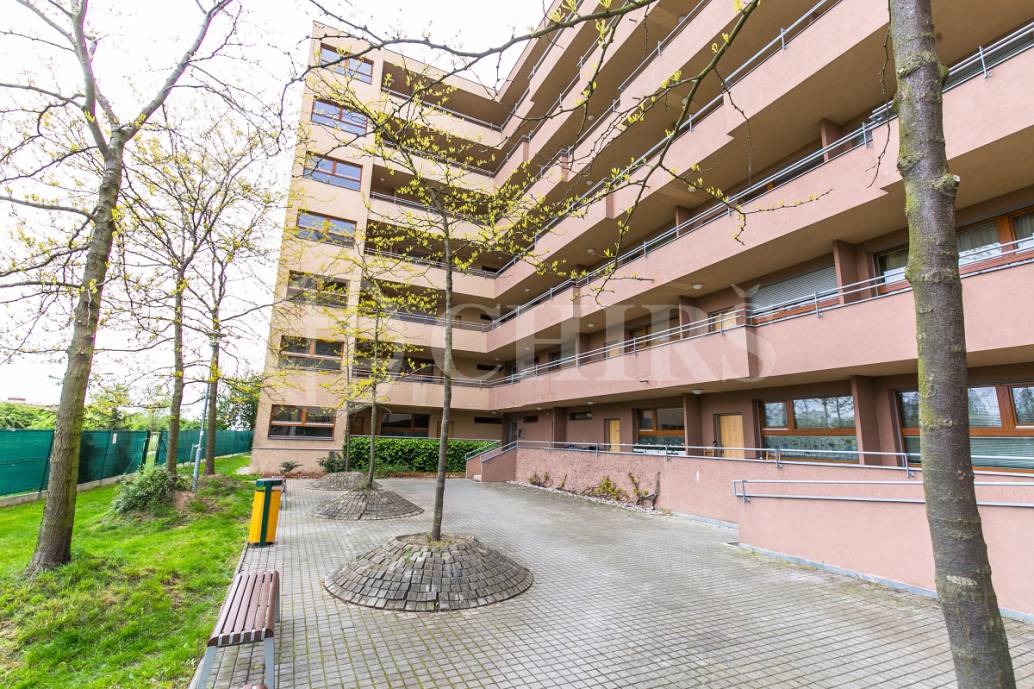 Pronájem garážového stání, OV, 18m2, ul. Štěpařská 1131/14, Praha 5 - Barrandov