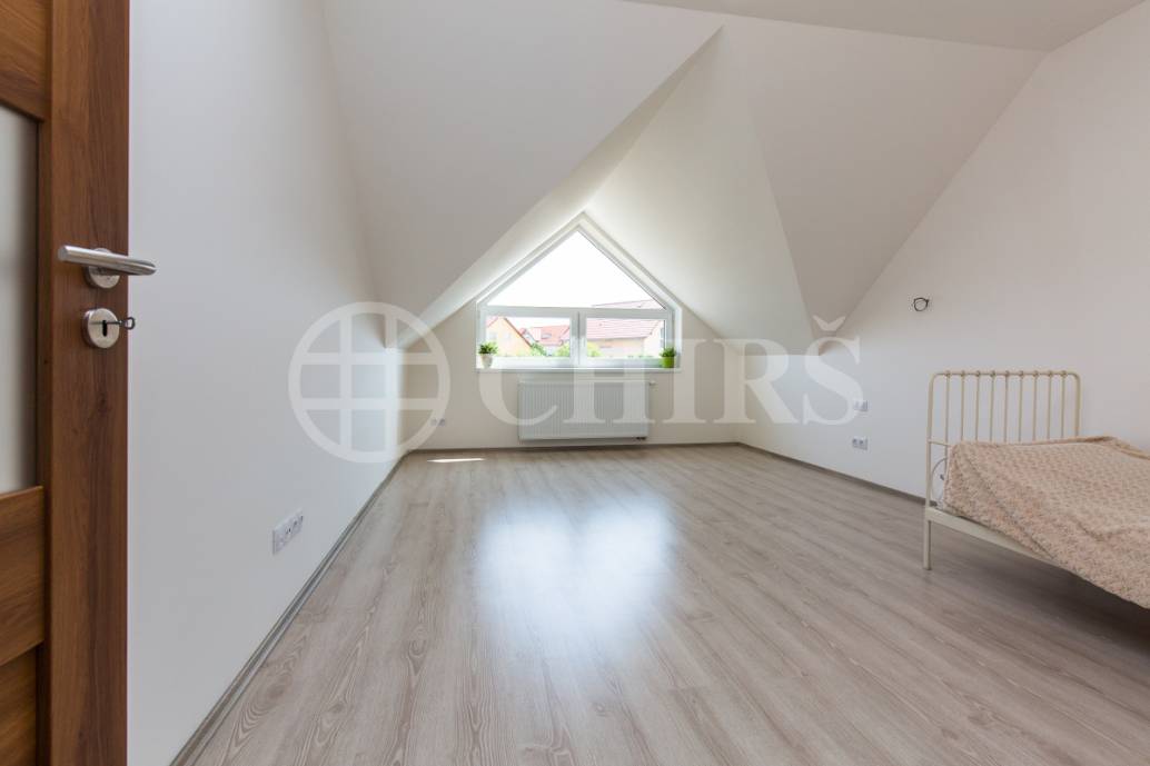 Prodej rodinného domu 5+kk s terasou a garáží, OV, 150m2, Holubice - Kozinec, Praha - západ