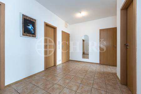 Pronájem bytu 4+kk, 111,2 m² s velkou terasou, lodžií a garáží, ul. Voskovcova 1130/26, Praha 5 - Barrandov