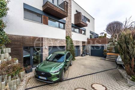 Prodej rodinného domu 5+kk s terasou, dvěma garážemi a zahradou, ul. K Rozvodně 1094/26, Praha 5 - Slivenec