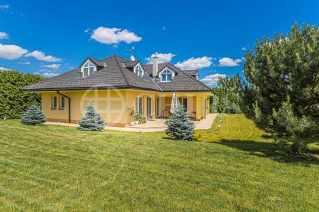Prodej rodinného domu 5+kk s garáží a terasou, 308m2, pozemek 1202m2, ul. Karafiátová, Jesenice - Osnice