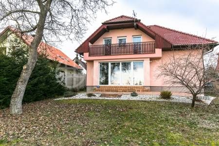 Pronájem rodinného domu 4+1, OV, 230m2, ul. K Rozvodně 1046/1, Praha - Slivenec