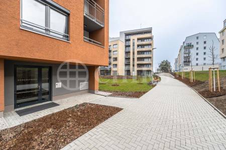 Pronájem bytu 1+kk s balkonem, OV, 32m2, ul. Šternovská 2425/1, Praha 4 - Chodov