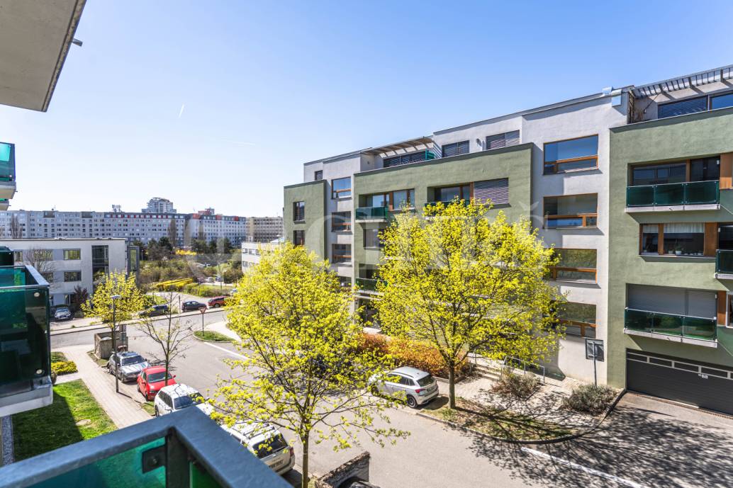 Pronájem garážového stání, OV, 18 m2,ul. Vacínovská 831/6, Praha 5 – Jinonice 