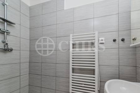 Prodej bytové jednotky s pochozí střechou 2+1, OV, 53 m2, ul. Za Vokovickou vozovnou 362/19, P- 6