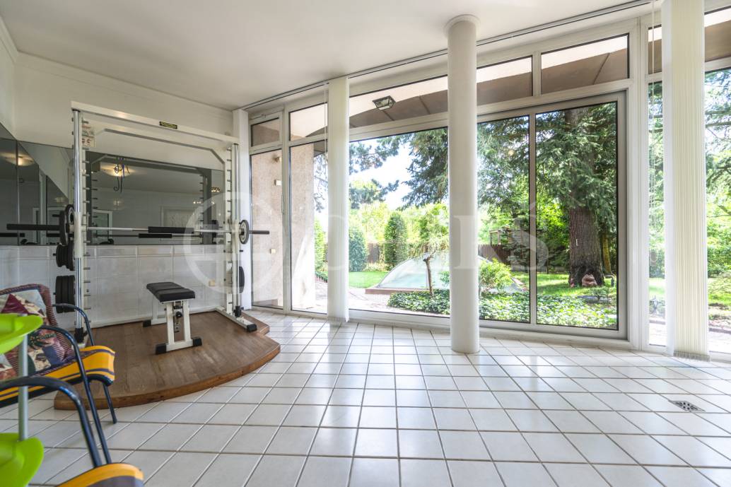 Pronájem rodinného domu 9+1 se zahradou, bazénem a garáží, OV, 390 m2, ul. Ke Školce, Průhonice, Praha-západ