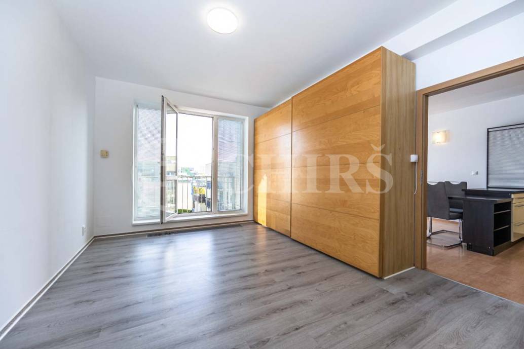 Pronájem bytu 2+kk se dvěma balkony, garážovým stáním a sklepem, OV, 66m2, ul. Wiesenthalova 1034/6, Praha 5 - Řeporyje