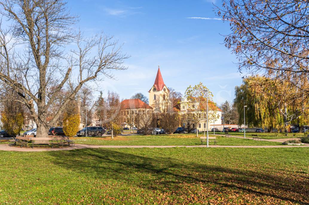 Pronájm multifunkčního  prostoru, OV, 210 m2,ul. Husovo náměstí 10, Hostivice, Středočeský kraj 