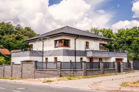 Prodej rodinného domu 5+kk s bazénem, zahradou a garáží, ul. U Mlýna 324, Chrustenice