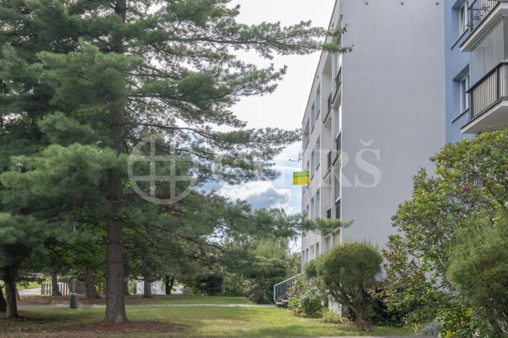 Prodej bytu 4+1, 75 m², OV, se sklepem, ul.Hviezdoslavova 501/9, Praha 11- Haje Prodej bytu 4+1, 75 m², OV, se sklepem, ul.Hviezdoslavova 501/9, Praha 11- Haje