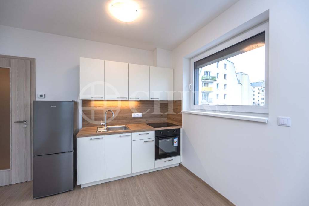 Pronájem bytu 1+kk s balkonem, OV, 32m2, ul. Šternovská 2425/1, Praha 4 - Chodov