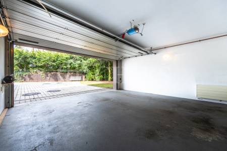 Pronájem rodinného domu 9+1 se zahradou, bazénem a garáží, OV, 390 m2, ul. Ke Školce, Průhonice, Praha-západ