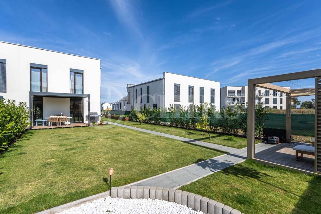 Prodej rodinného domu 4+kk, 119 m2, se zahradou a garáží, ul. Emy Destinové 519, Jinočany