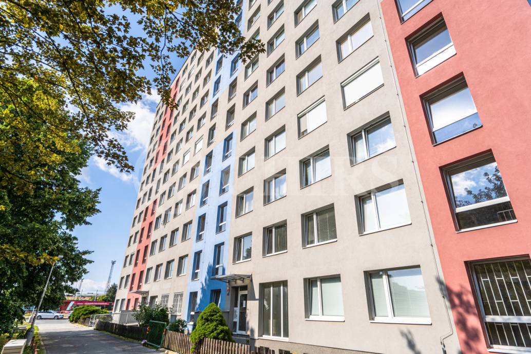 Pronájem bytu 1+1 s lodžií, OV, 52,7 m2, ul. Na Chobotě 1344/4, Praha 6 - Řepy 