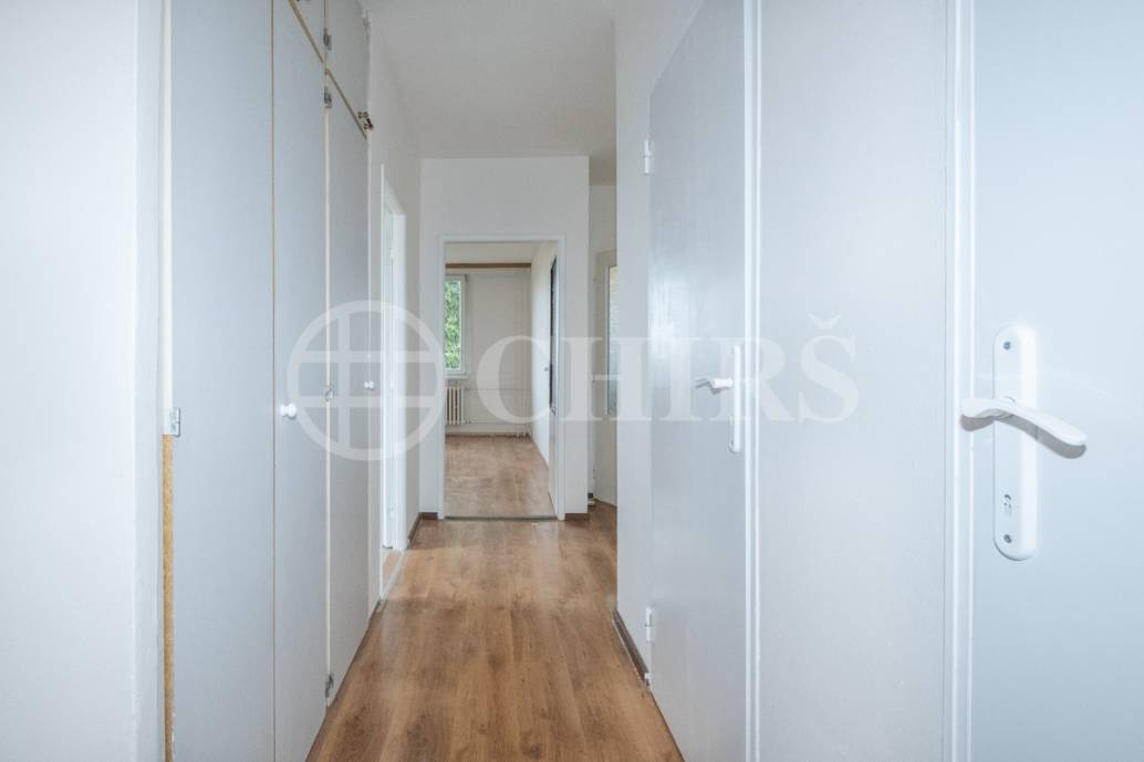 Prodej bytu 4+1, 75 m², OV, se sklepem, ul.Hviezdoslavova 501/9, Praha 11- Haje Prodej bytu 4+1, 75 m², OV, se sklepem, ul.Hviezdoslavova 501/9, Praha 11- Haje