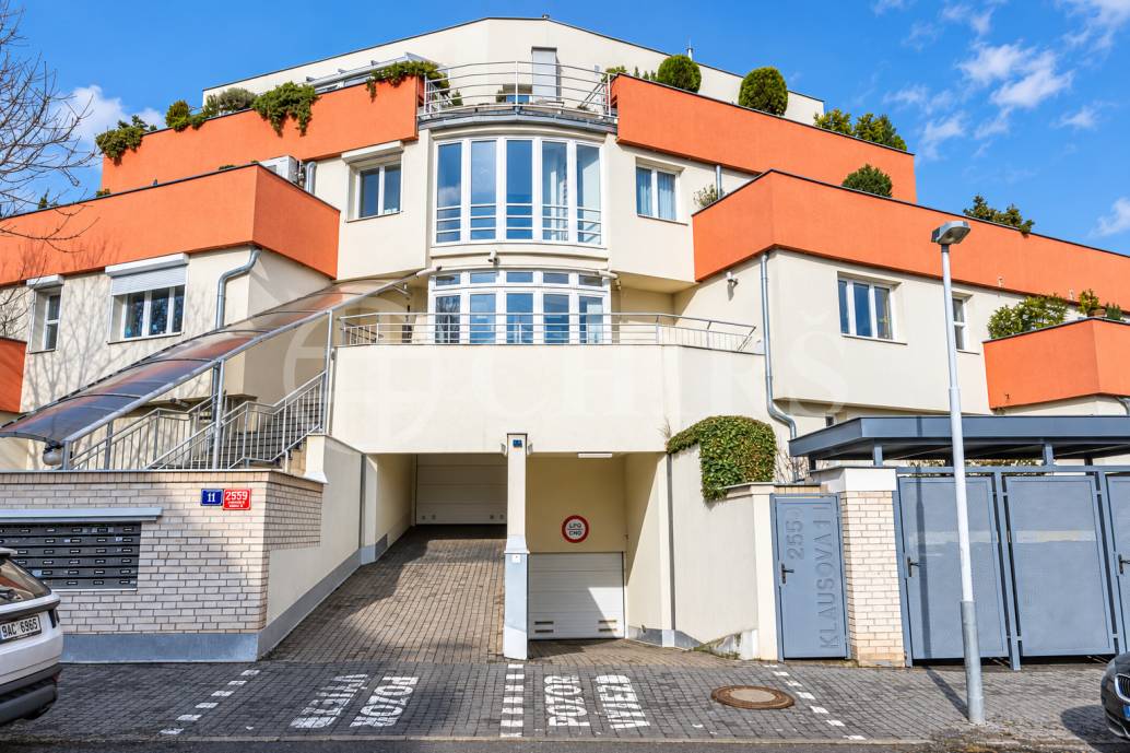 Prodej bytu 4+kk s terasou a uzamykatelnými garážemi, OV, 180m2, ul. Klausova 2559/11, Praha 5 - Stodůlky